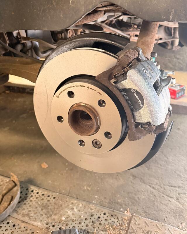 Nowa tarcza hamulcowa Brembo na piaście koła