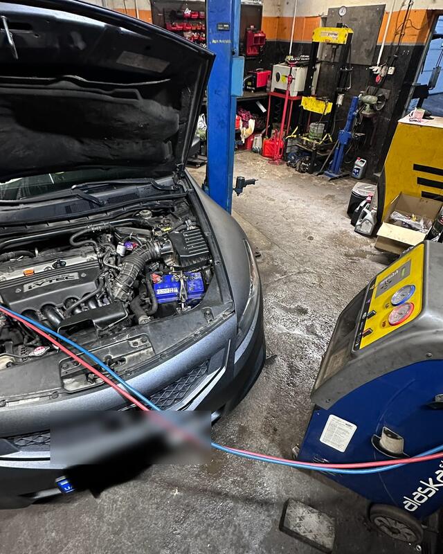 Honda podłączona wężami do stacji klimatyzacji